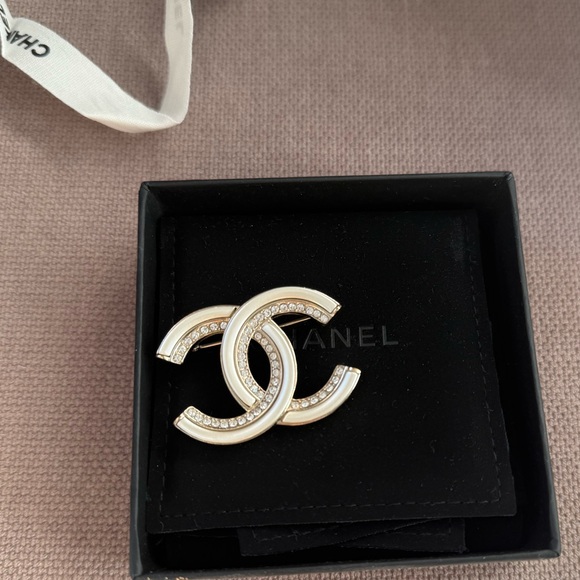 CHANEL CC Brooch / Pin – Champagne Gold with Crystals - Picture 8 of 10